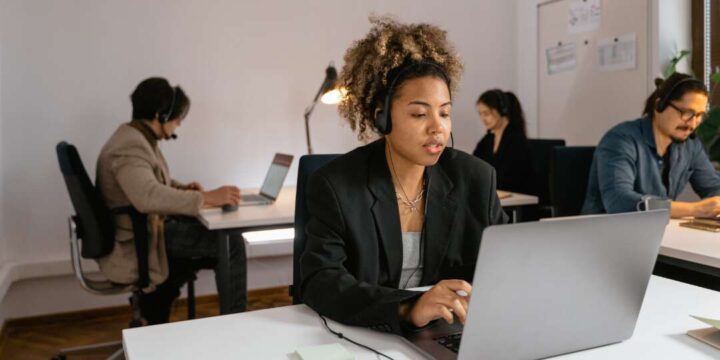 Kundtjänstmedarbetare sitter vid datorn