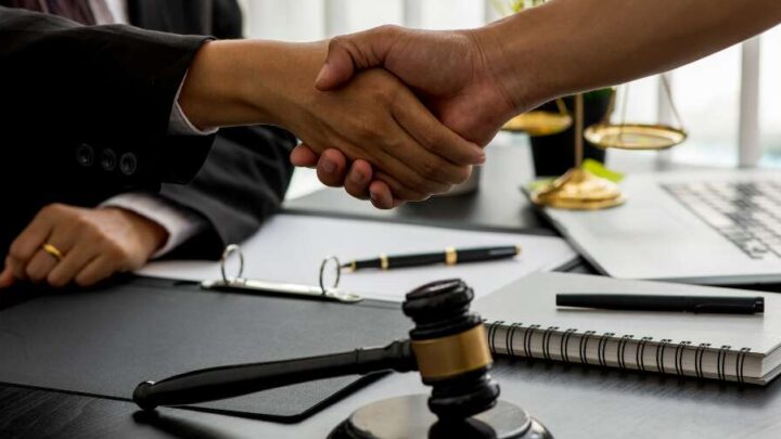 Handskakning i rätten