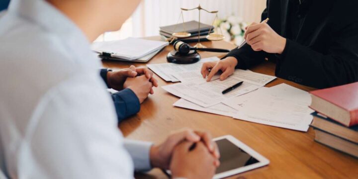 Flera personer vid ett bord med papper på