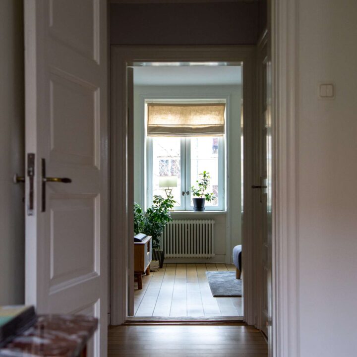 Fönster i en andrahandslägenhet med vita väggar.