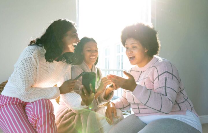 Orimlig Hyra - tre kvinnor kollar på en mobil