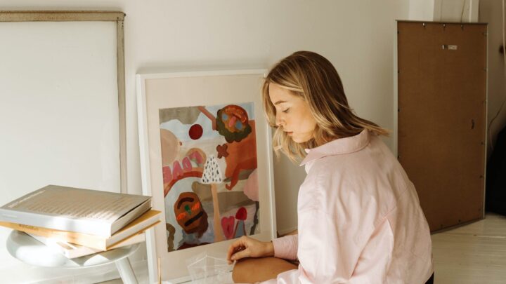 Kvinna målar tavlor i sin andrahandslägenhet