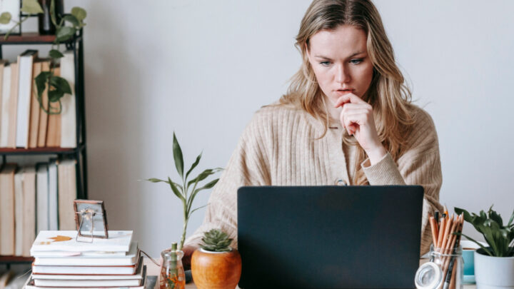 Kvinna söker andrahandslägenheter på sin laptop