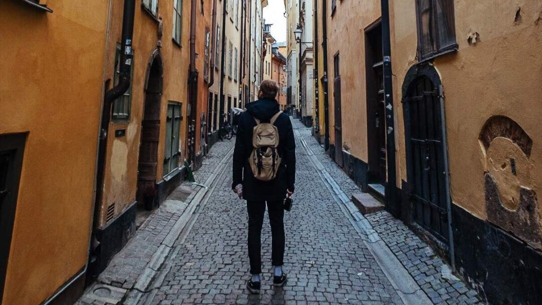 Man går på gatan i gamla stan stockholm